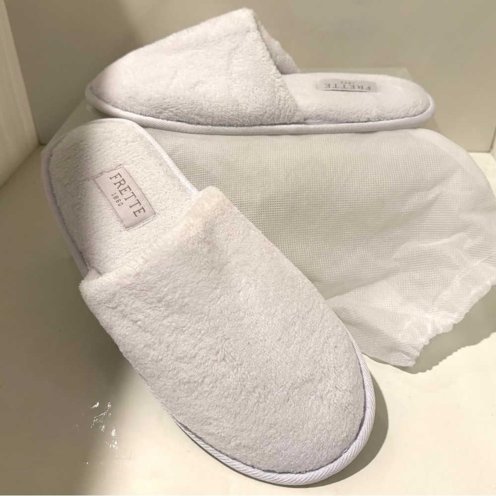 New 2Pcs Frette 1860 Elegant Plush White Slippers
